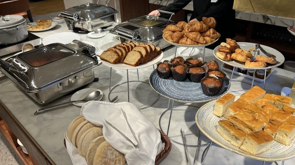 Qantas Lounge London Warme Speisen Und Kuchen