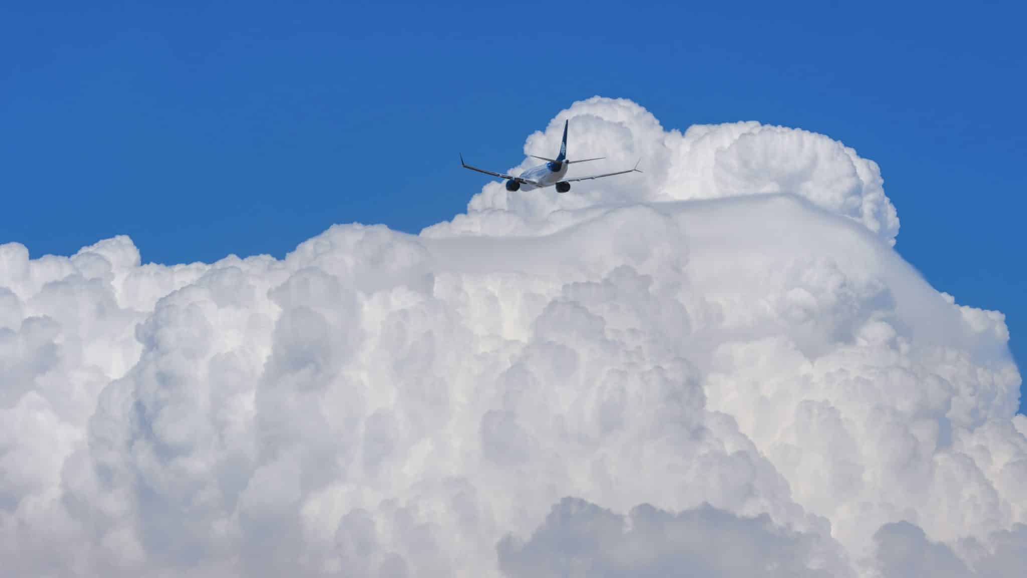 Flugzeug am Himmel