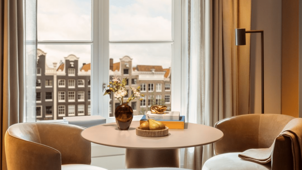 Rosewood Amsterdam Canal View Suite Wohnbereich