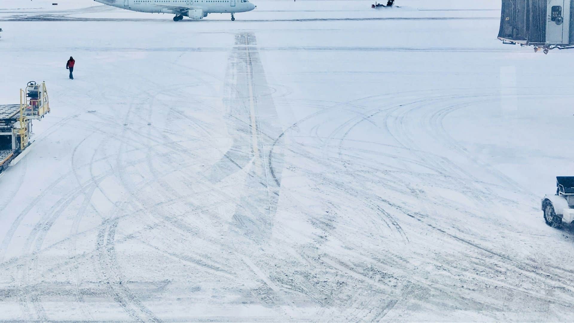 Flugzeugungl-ck-in-Toronto-Delta-Jet-landet-auf-dem-Kopf