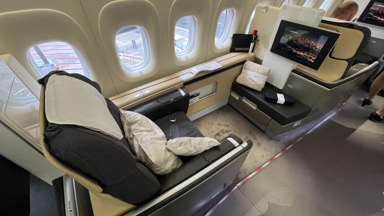 Lufthansa First Class Boeing 747-8 – Bewertung mit eigenen Fotos