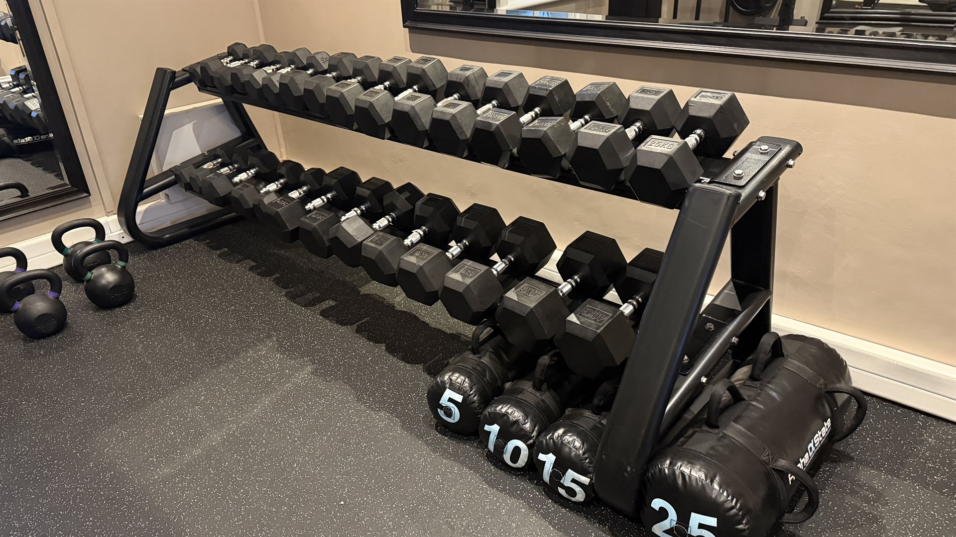 Belmond Mount Nelson Hotel Kapstadt Fitnessraum Hanteln