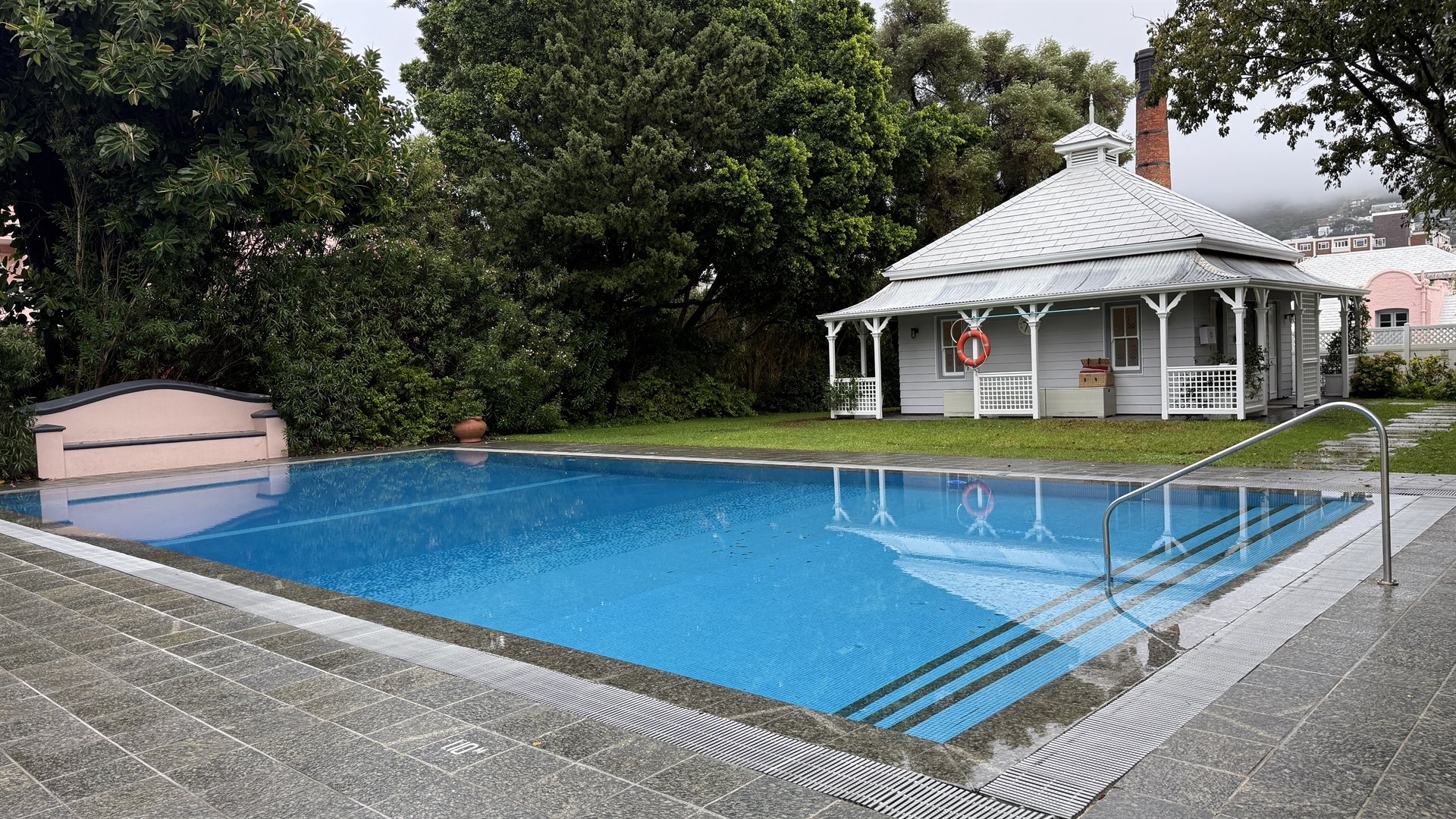 Belmond Mount Nelson Hotel Kapstadt Pool bei den Cottages