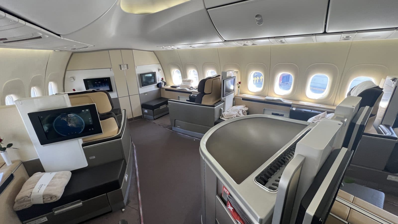 Lufthansa First Class Boeing 747-8 – Bewertung mit eigenen Fotos