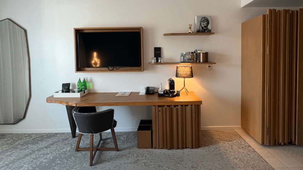 Kimpton La Peer Hotel West Hollywood Flachbildfernseher und Schreibtisch