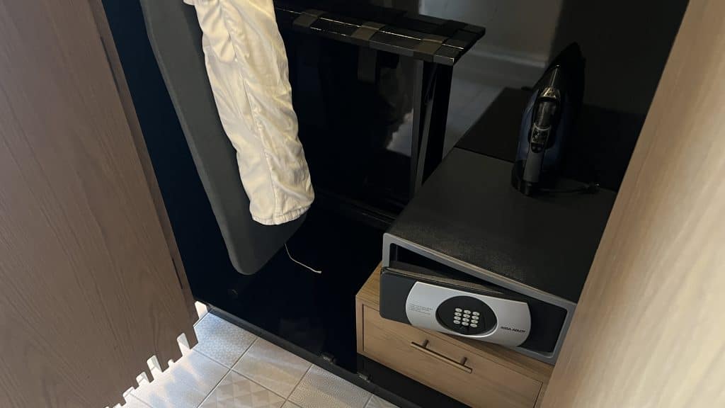 Kimpton La Peer Hotel West Hollywood Innenleben Schrank 1