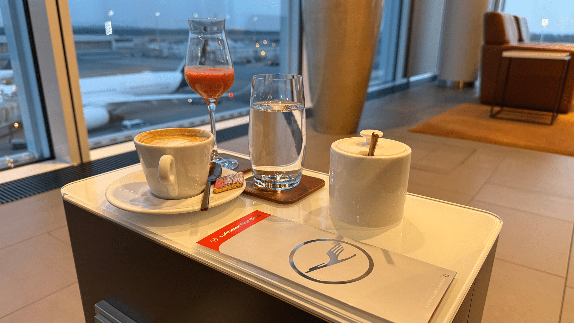 Lufthansa First Class Lounge Muenchen Satellite Cappuccino Wasser Saft