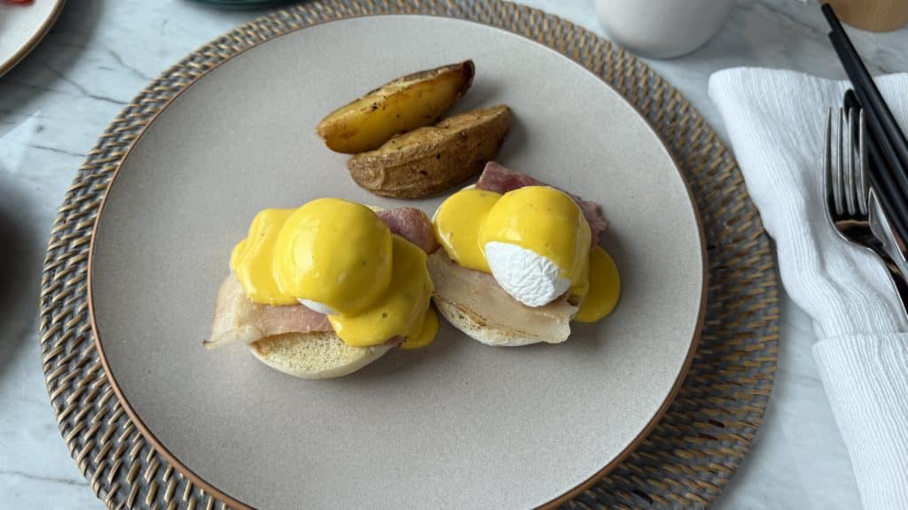 Umana Bali Eggs Benedict