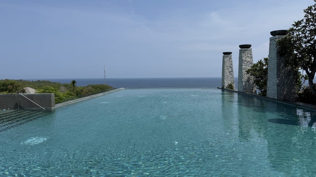 Umana Bali Infinity Pool Mit Blick Auf Das Meer