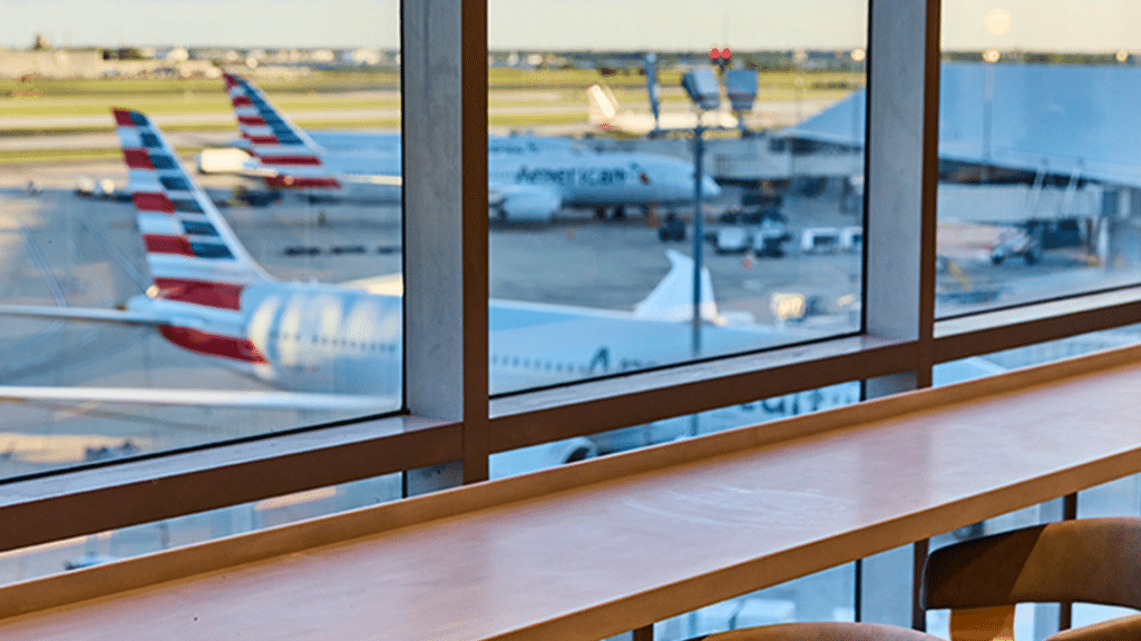American Airlines Lounge Philadelphia Rollfeld mit Blick auf Flugzeuge