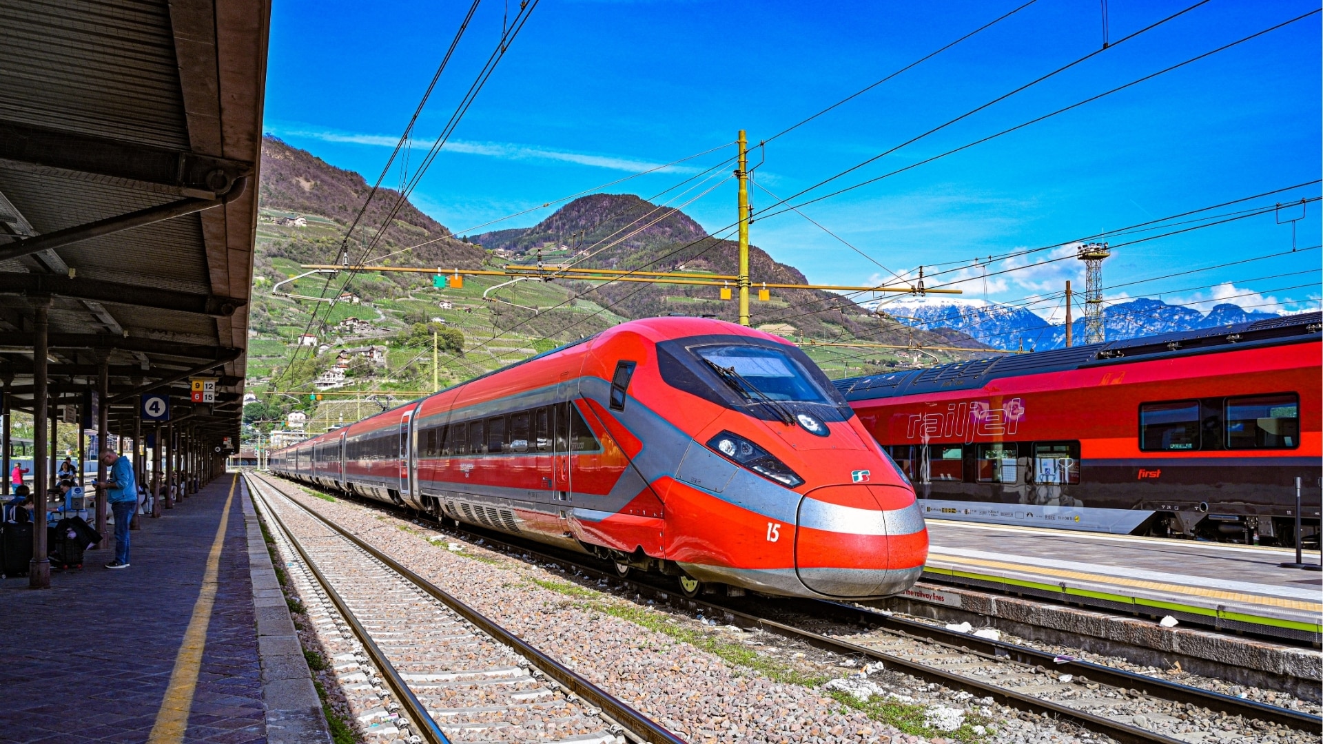 Frecciarossa ETR 1000 Von Trenitalia In Bozen Bolzano. Im Hintergrund Ein Railjet