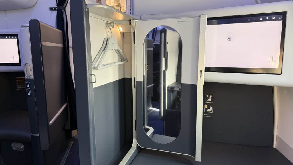 Air France Business Class Airbus A350 Garderobe
