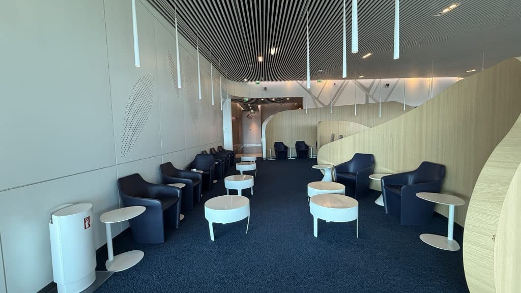 Air France Lounge Paris Cdg Terminal 2e Hall M Sessel Mit Kleinen Tischen