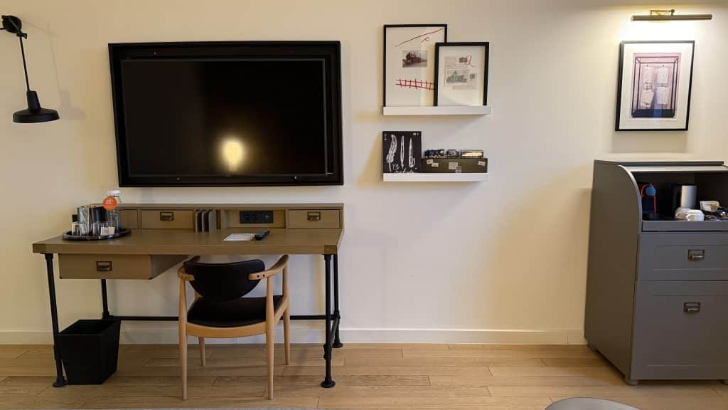 Canopy By Hilton Zagreb Flachbildfernseher Und Schreibtisch