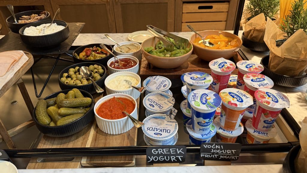 Canopy By Hilton Zagreb Herzhafte Kalte Optionen Und Joghurt Und Obst