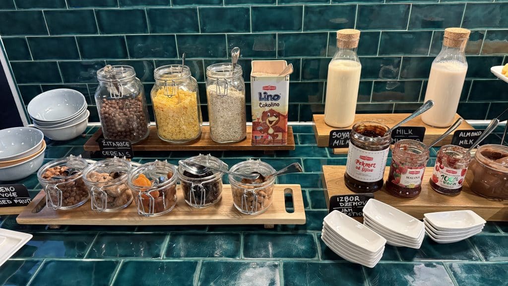 Canopy By Hilton Zagreb Muesli Marmelade Trockenobst Nuesse Milch