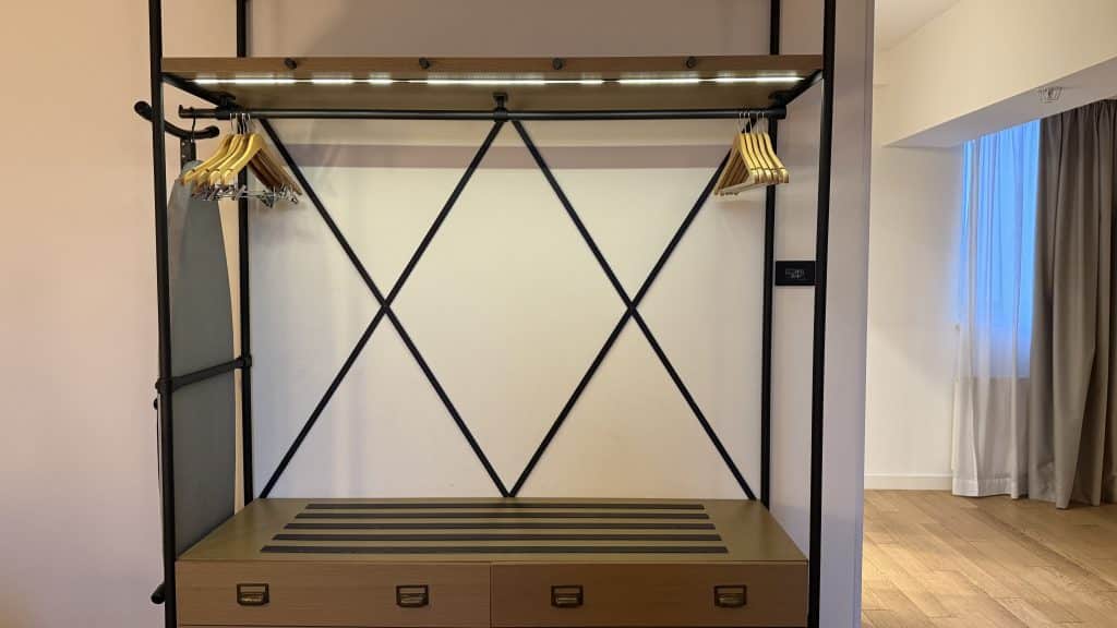 Canopy By Hilton Zagreb Offener Kleiderschrank