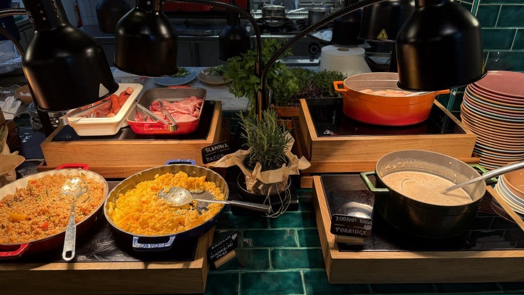 Canopy By Hilton Zagreb Warmes Buffet