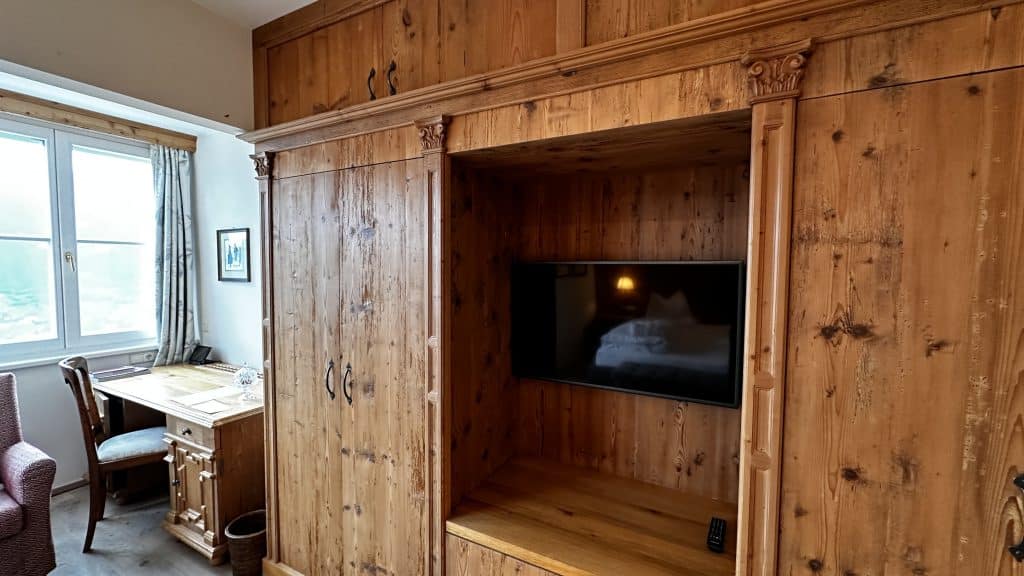 Castel Fragsburg Holzschrank Mit Flachbildfernseher