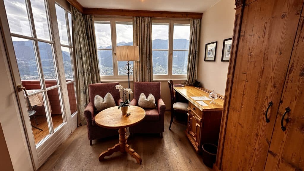 Castel Fragsburg Holztisch Mit Sesseln Und Schreibtisch