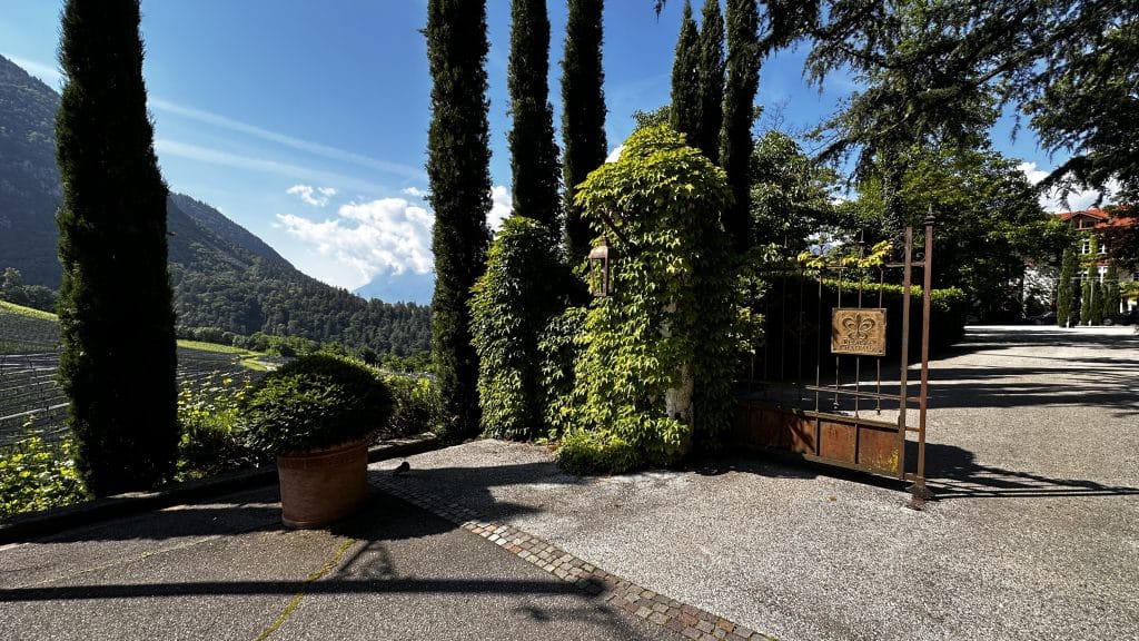 Castel Fragsburg Umgeben Von Weinbergen