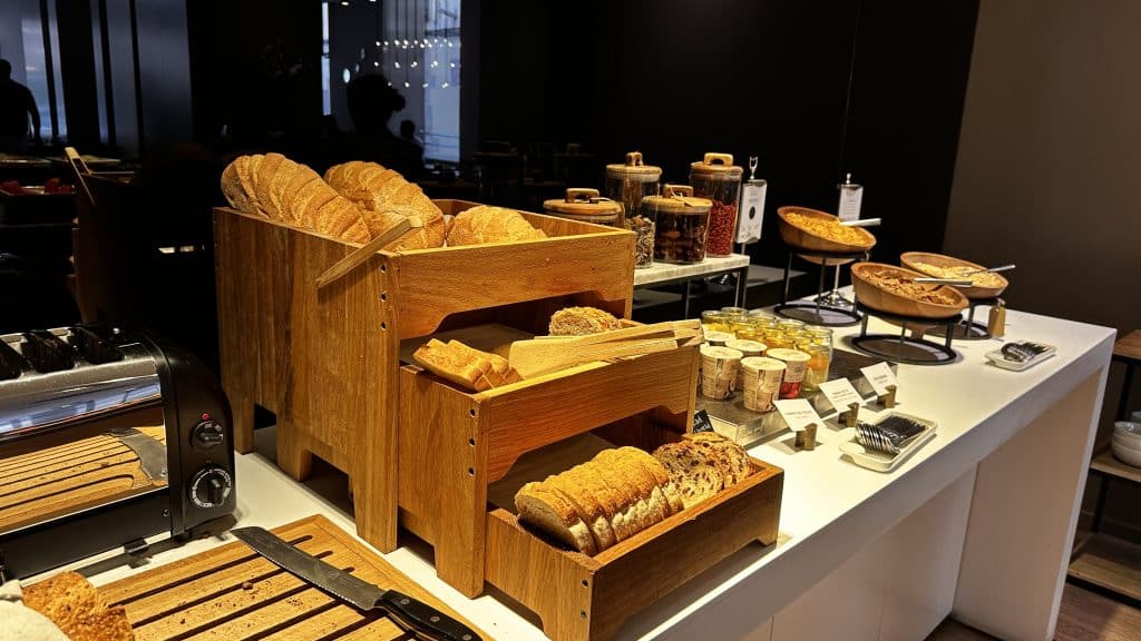 Grand Hotel Central Barcelona Brot Muesli Und Joghurt