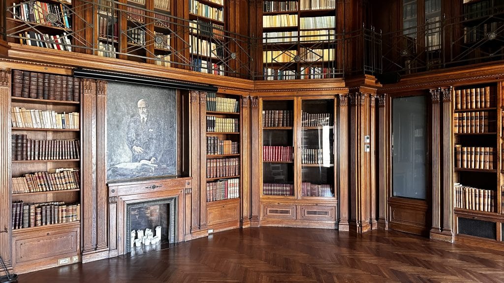 Grand Hotel Central Barcelona Buecherei