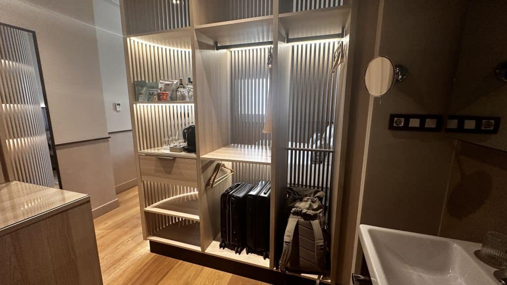 Grand Hotel Central Barcelona Holzverkleidung Schrank