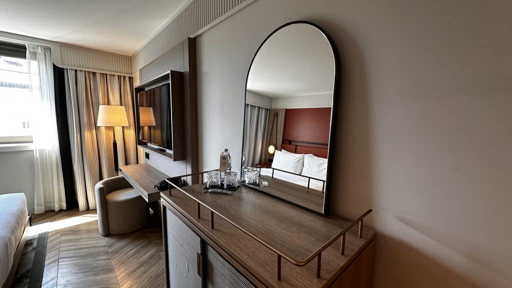 Hotel Imperial Riding School Spiegel Auf Kommode