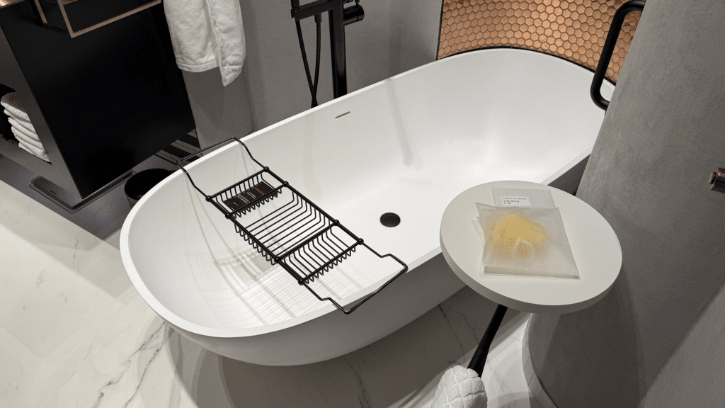 Paragraph Freedom Square Tiflis Badewanne Kleines Tischchen