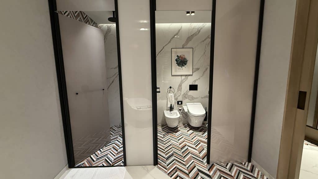 Paragraph Freedom Square Tiflis Dusche Und Toilette