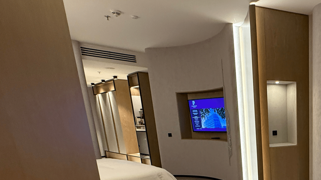 Paragraph Freedom Square Tiflis Flachbildfernseher