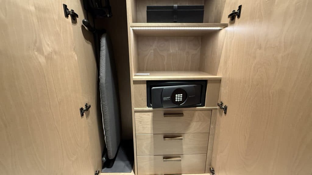 Paragraph Freedom Square Tiflis Kleiderschrank