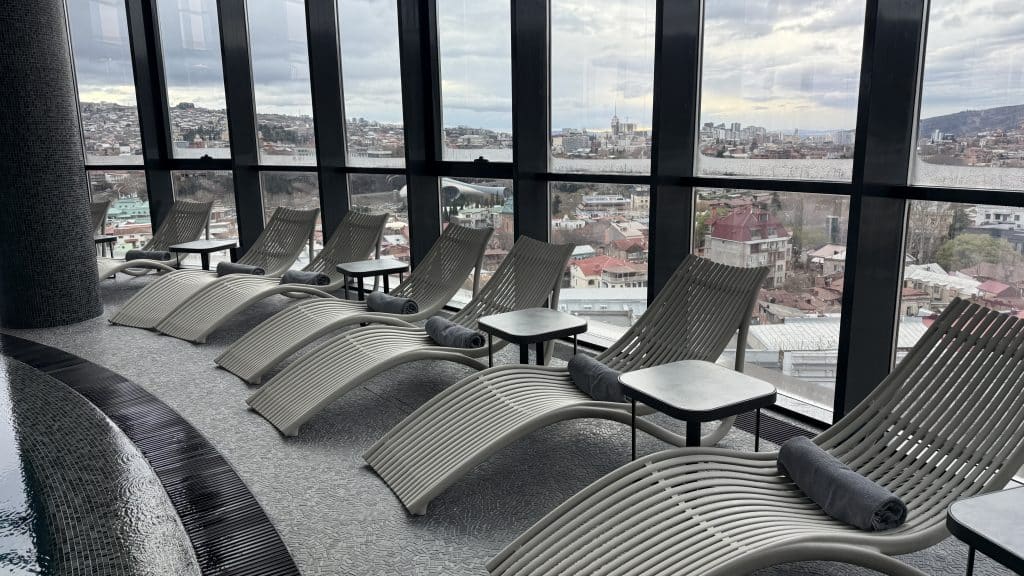 Paragraph Freedom Square Tiflis Liegen