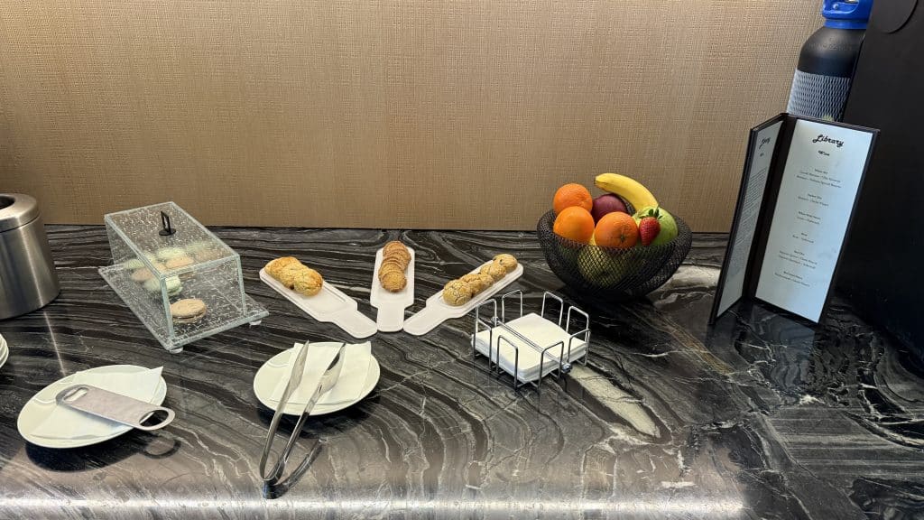 Paragraph Freedom Square Tiflis Macarons Kekse Und Obst