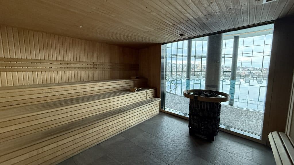 Paragraph Freedom Square Tiflis Sauna Mit Blick Auf Den Pool