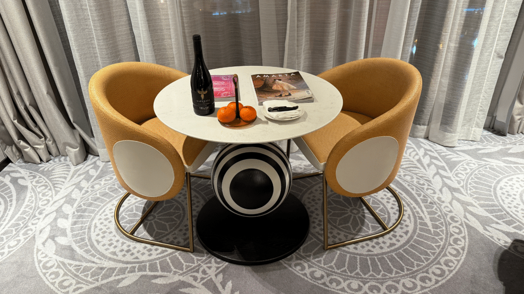 Paragraph Freedom Square Tiflis Tisch Mit Zwei Sesseln