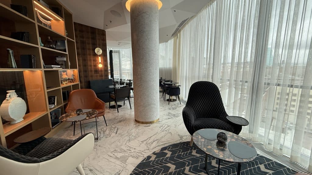 Paragraph Freedom Square Tiflis Verschiedene Sitzgelegenheiten