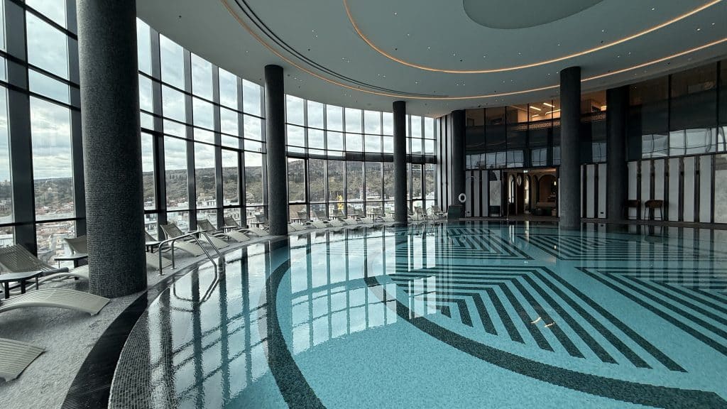 Paragraph Freedom Square Tiflis Viel Tageslicht Beim Pool