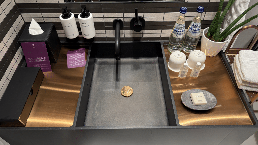 Paragraph Freedom Square Tiflis Waschtisch