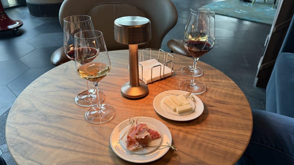 Paragraph Freedom Square Tiflis Wine Tasting Mit Kleinen Snacks