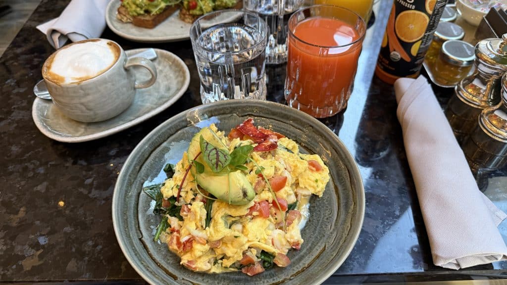 Park Hyatt New York Ruehrei Mit Hummer Cappuccino Saft