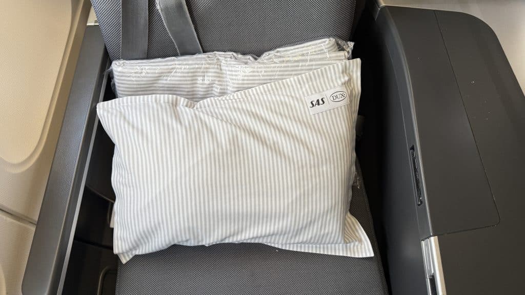 Sas Business Class Airbus A330 Kissen Und Decke