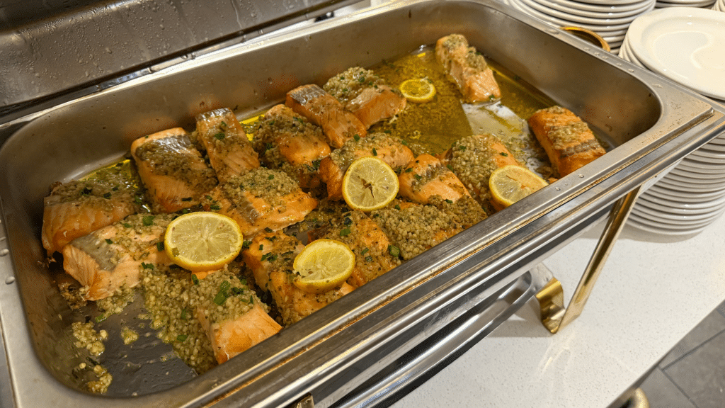 Sas Lounge Newark Lachsfilet