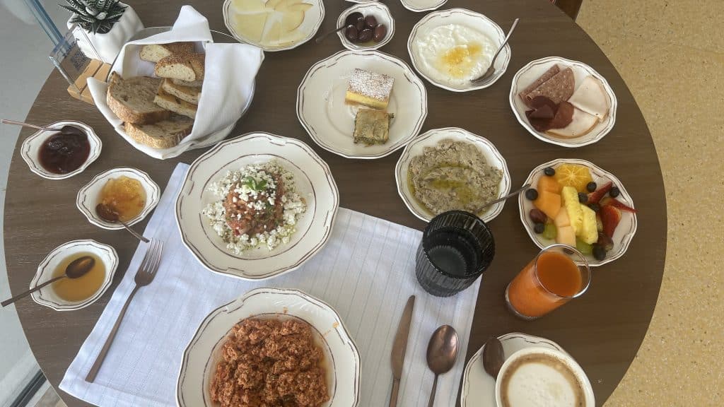 The St Regis Al Mouj Muscat Griechisches Fruehstueck