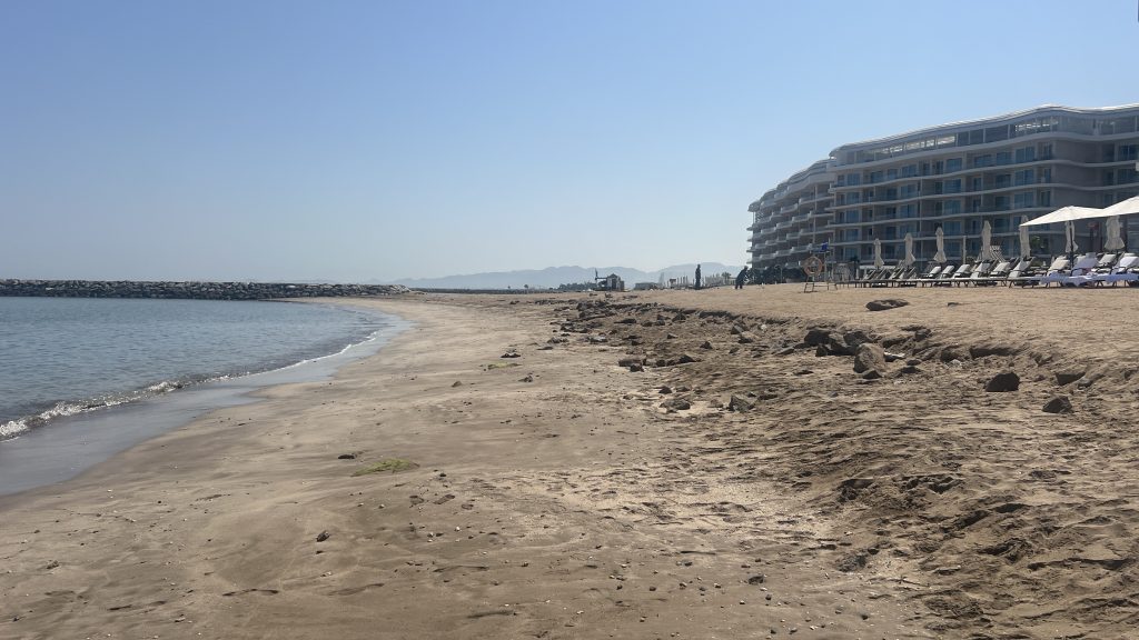 The St Regis Al Mouj Muscat Grobkoerniger Sand