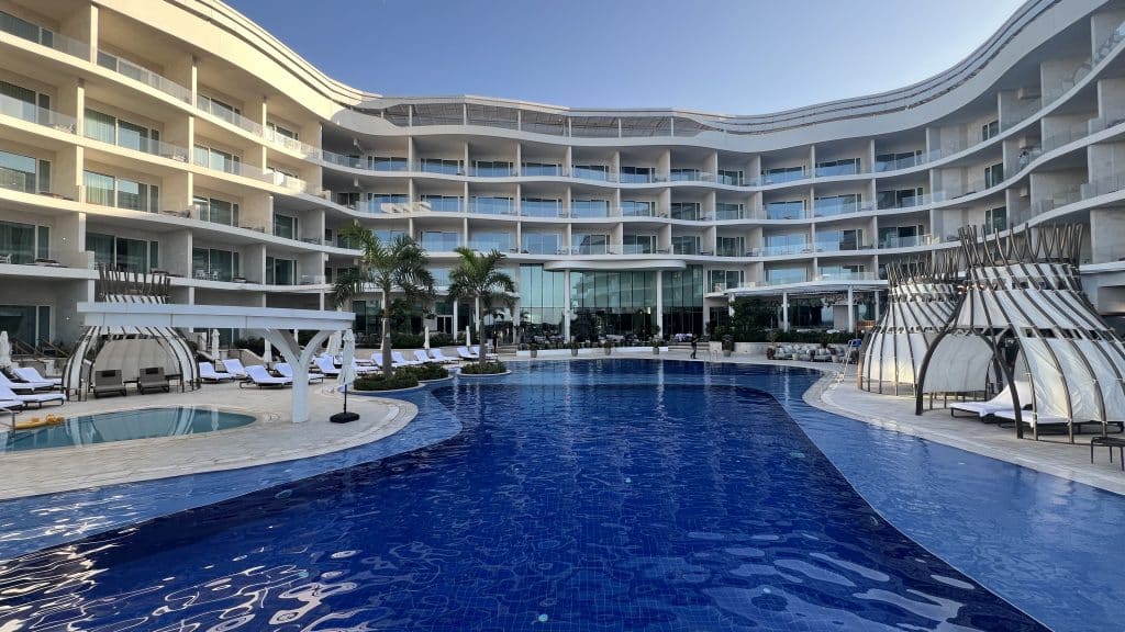 The St Regis Al Mouj Muscat Poolbereich Umgeben Von Gebaeude