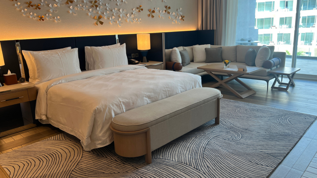 The St Regis Al Mouj Muscat Sitz Und Ablagemoeglichkeiten Vor Dem Bett