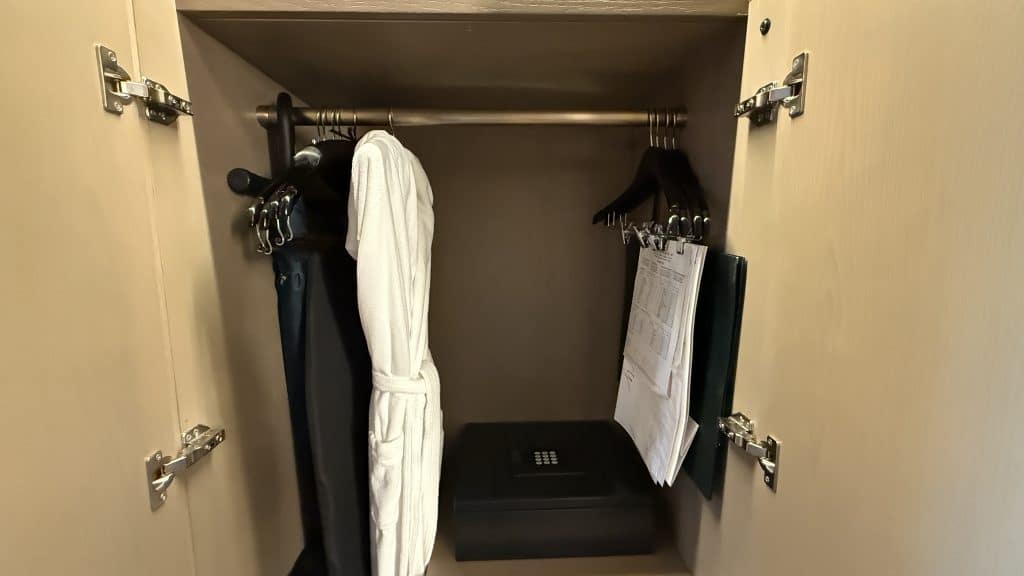 Thompson New York Central Park Kleiderschrank