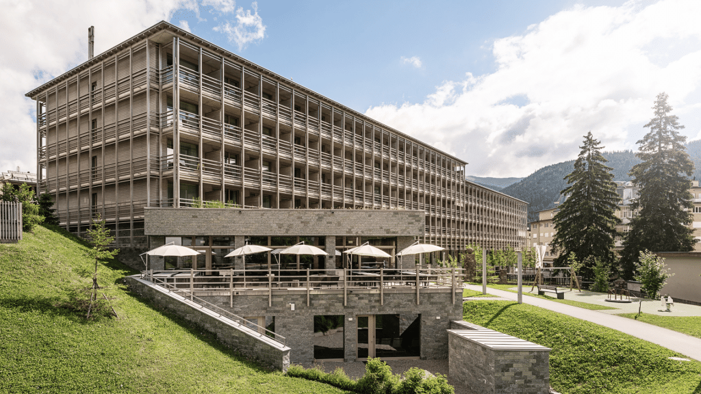 Ameron Davos Swiss Mountain Resort Aussenansicht Sommer